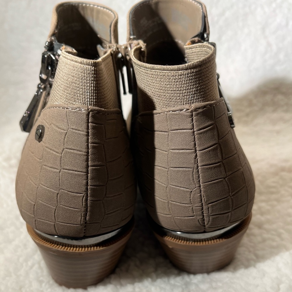 NWOT-Womens Vera Wang Taupe Booties - Picture 4 of 11